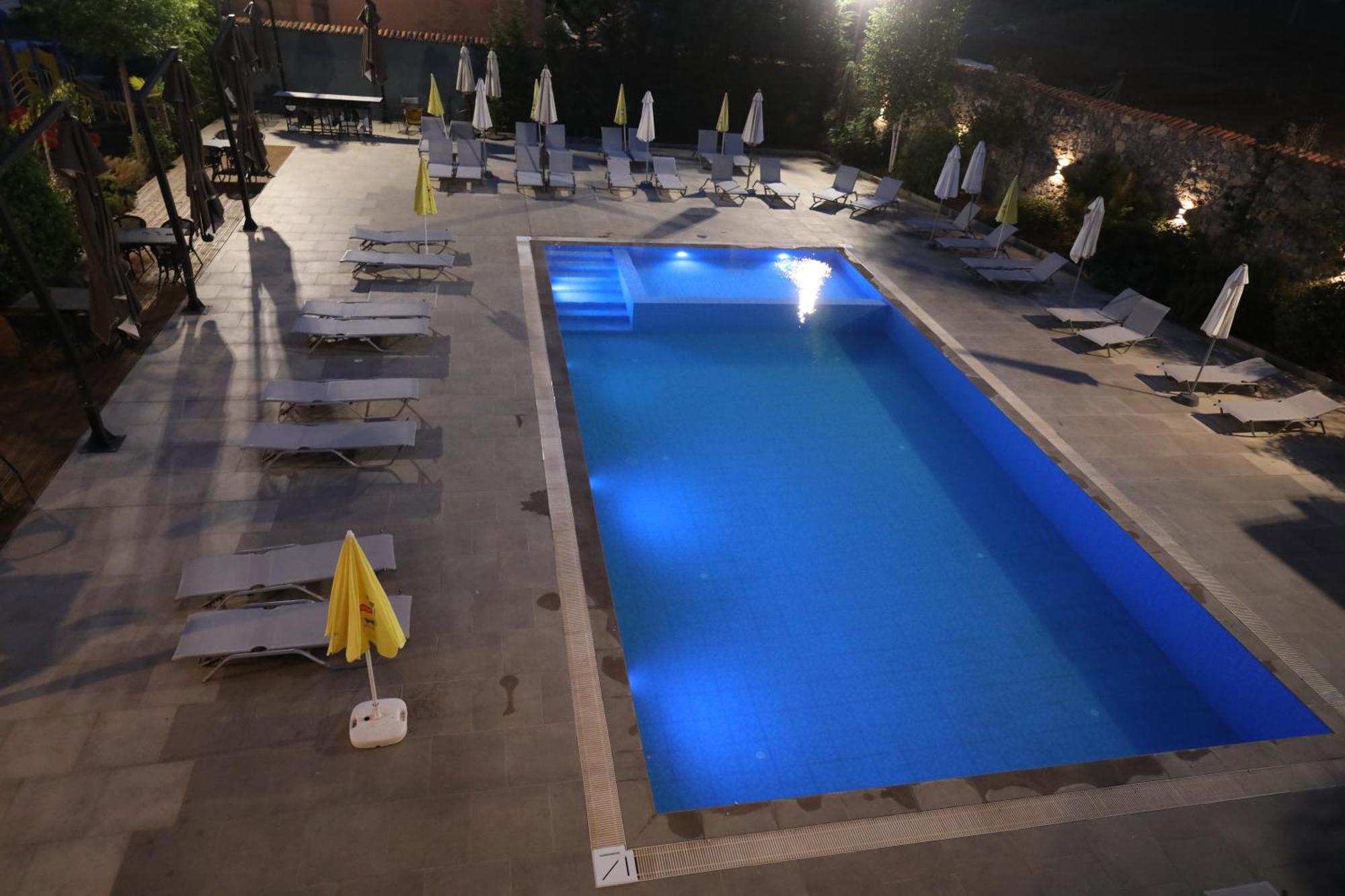 Toka Hotel Restaurant Udenisht Luaran gambar