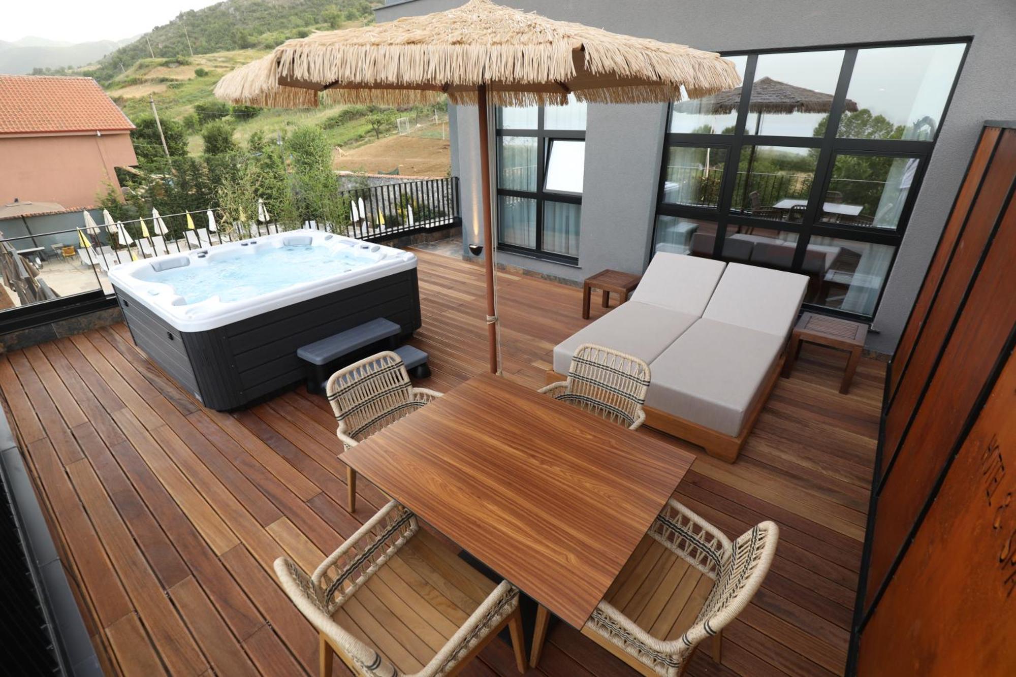 Toka Hotel Restaurant Udenisht Luaran gambar