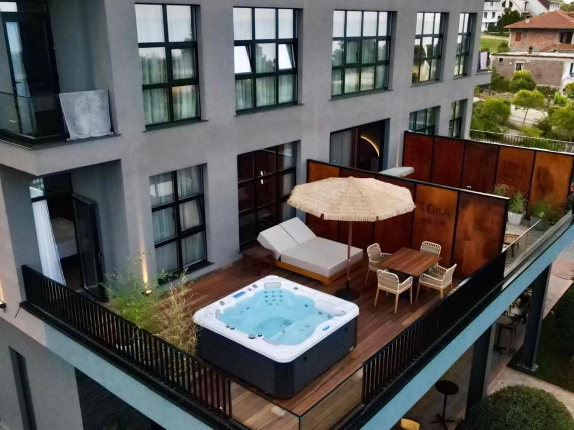 Toka Hotel Restaurant Udenisht Luaran gambar