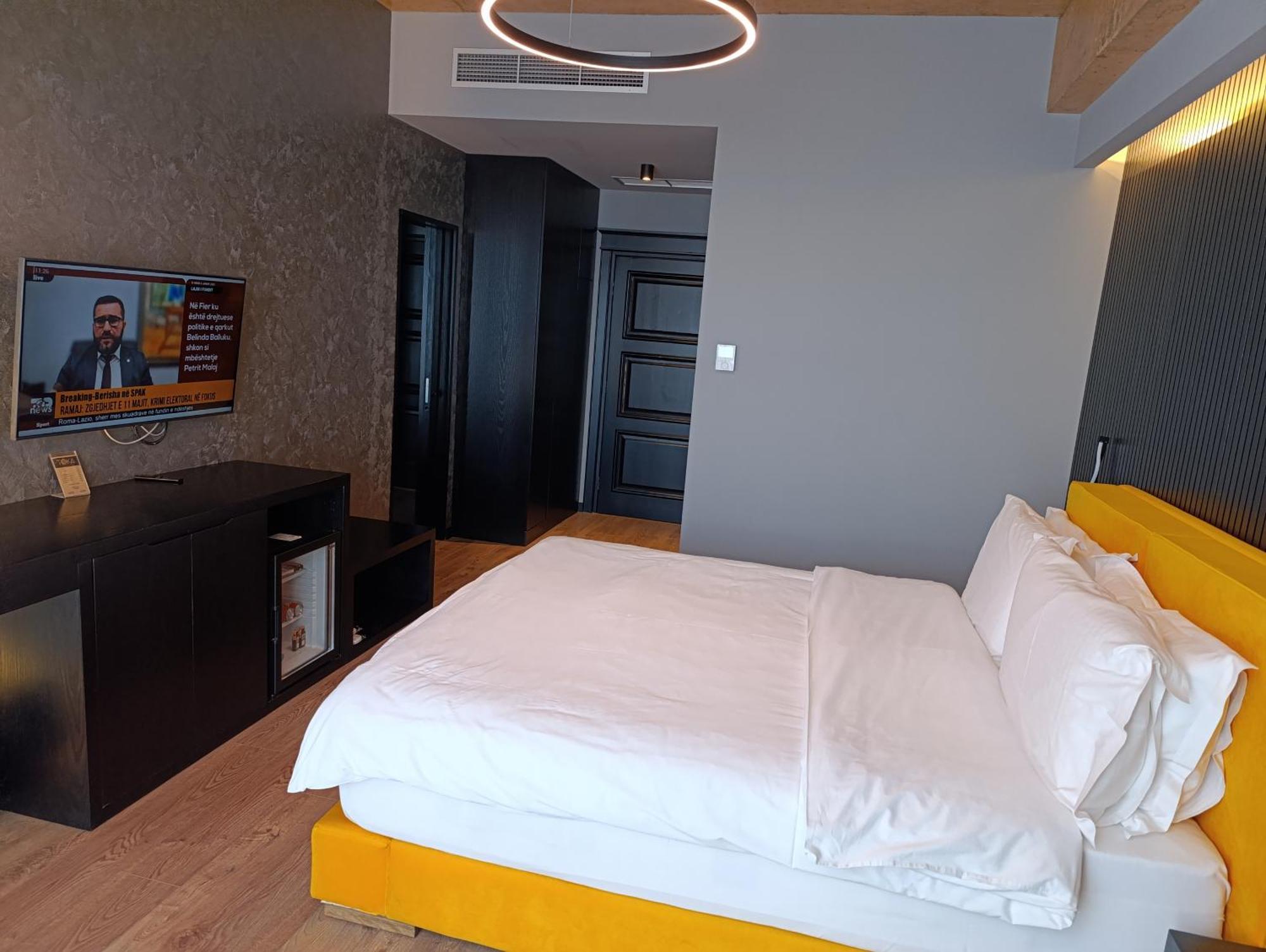Toka Hotel Restaurant Udenisht Luaran gambar