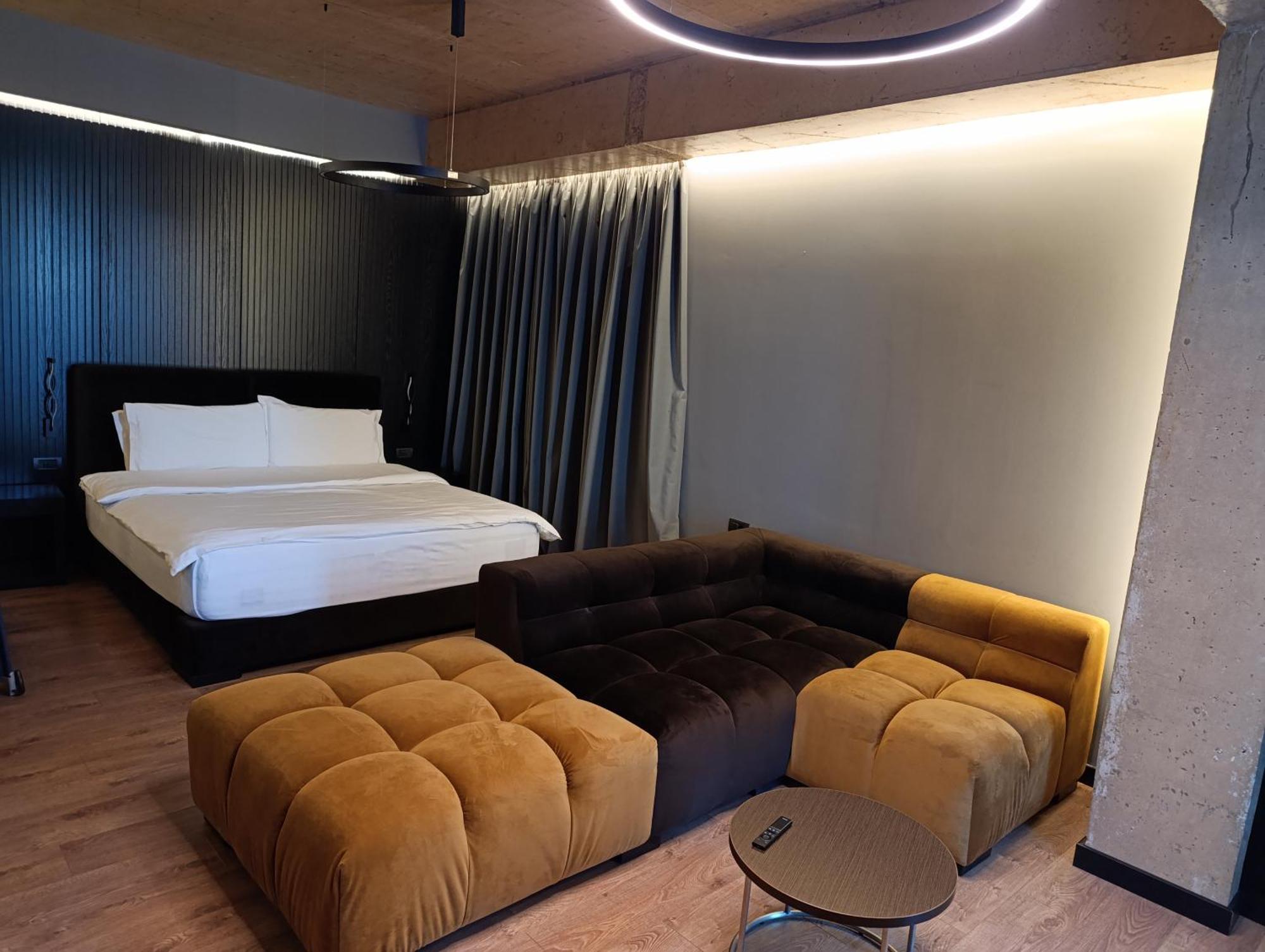 Toka Hotel Restaurant Udenisht Luaran gambar